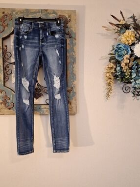 🔥🔥CLEARANCE🔥🔥 Mudd Women's Distressed Skinny Jeans - Blue Wash. Size 3